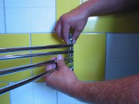 Törölközőtartó ragasztása csempére